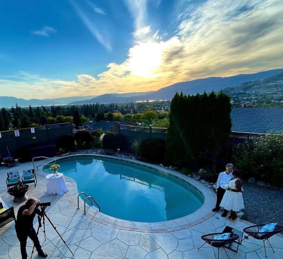 A Vista Villa Couples Retreat Kelowna Exteriör bild
