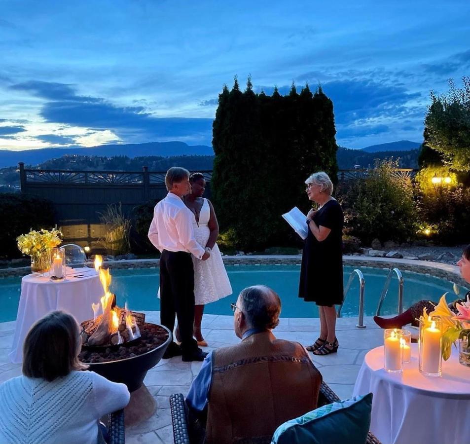 A Vista Villa Couples Retreat Kelowna Exteriör bild