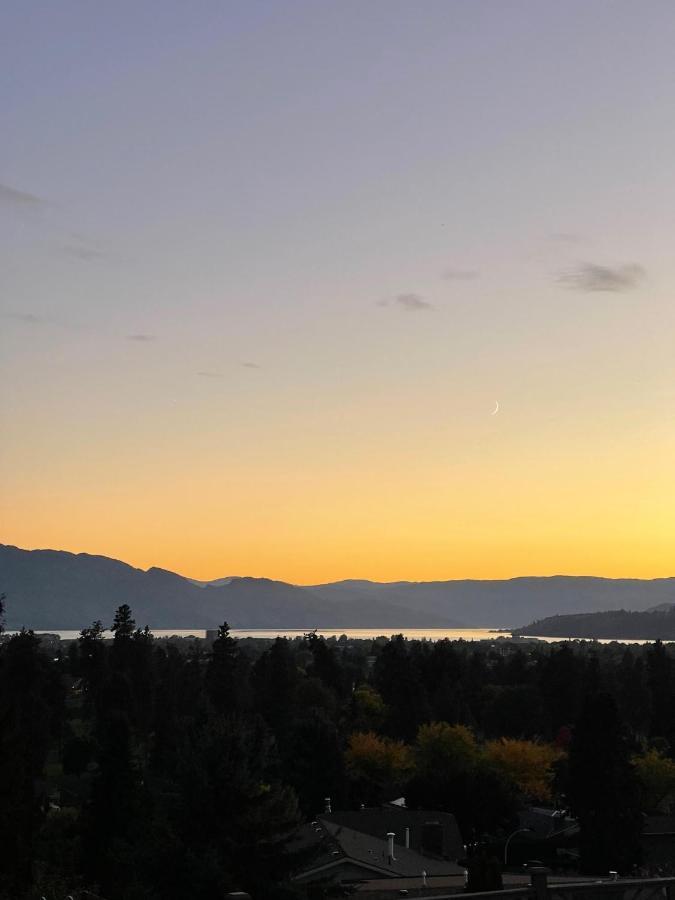 A Vista Villa Couples Retreat Kelowna Exteriör bild