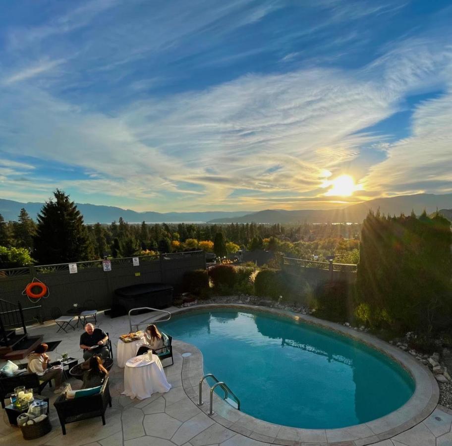 A Vista Villa Couples Retreat Kelowna Exteriör bild