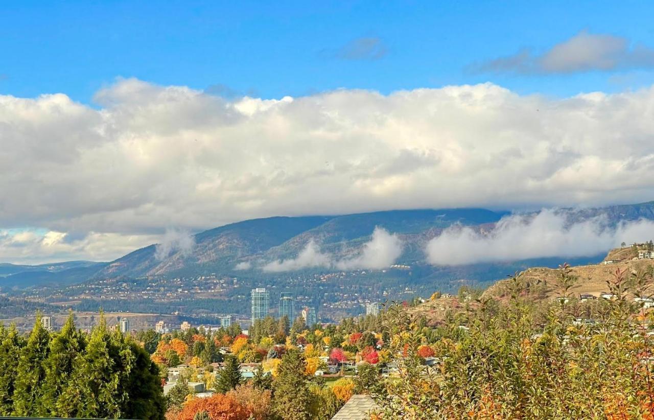 A Vista Villa Couples Retreat Kelowna Exteriör bild