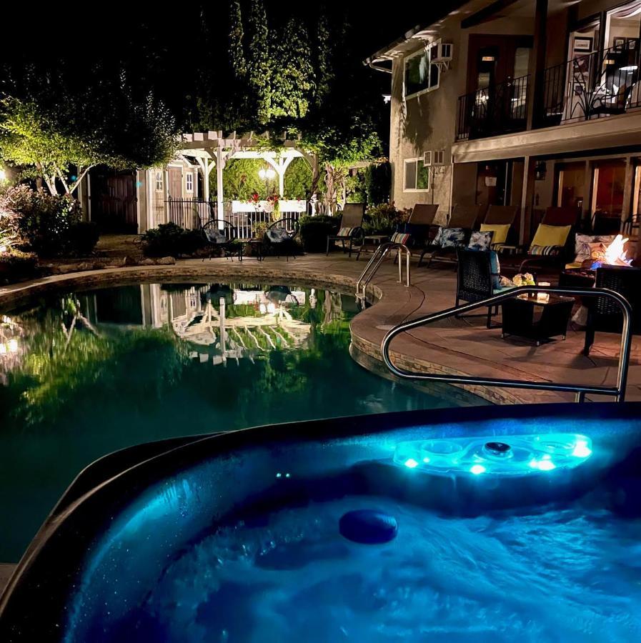 A Vista Villa Couples Retreat Kelowna Exteriör bild