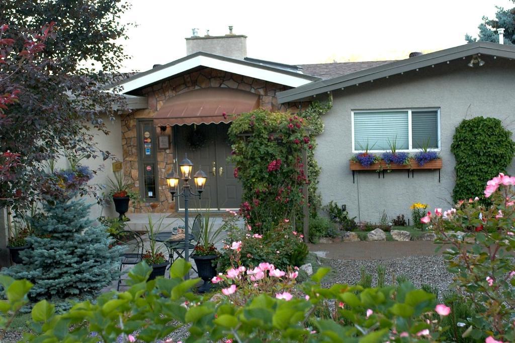 A Vista Villa Couples Retreat Kelowna Exteriör bild