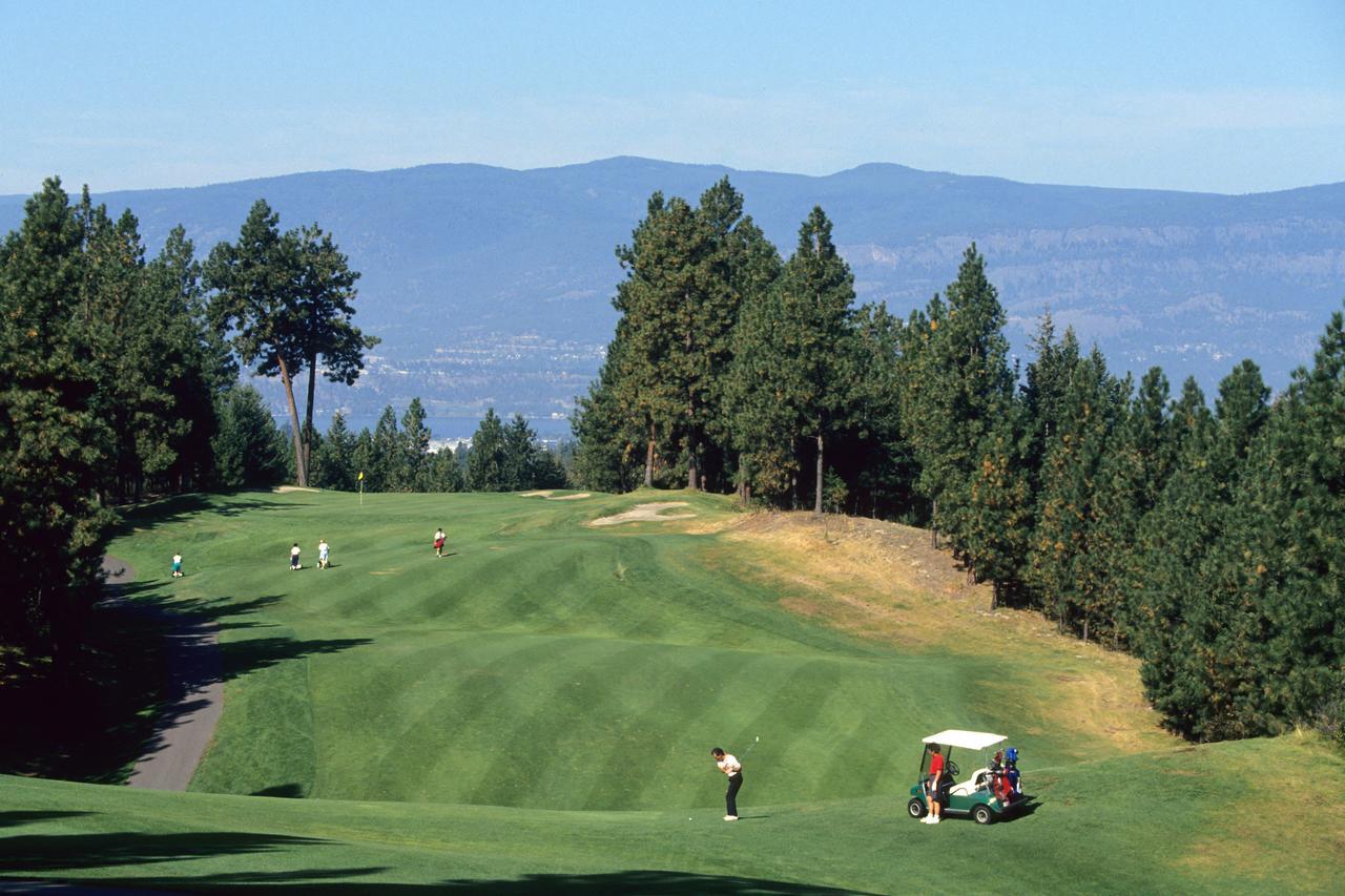 A Vista Villa Couples Retreat Kelowna Exteriör bild
