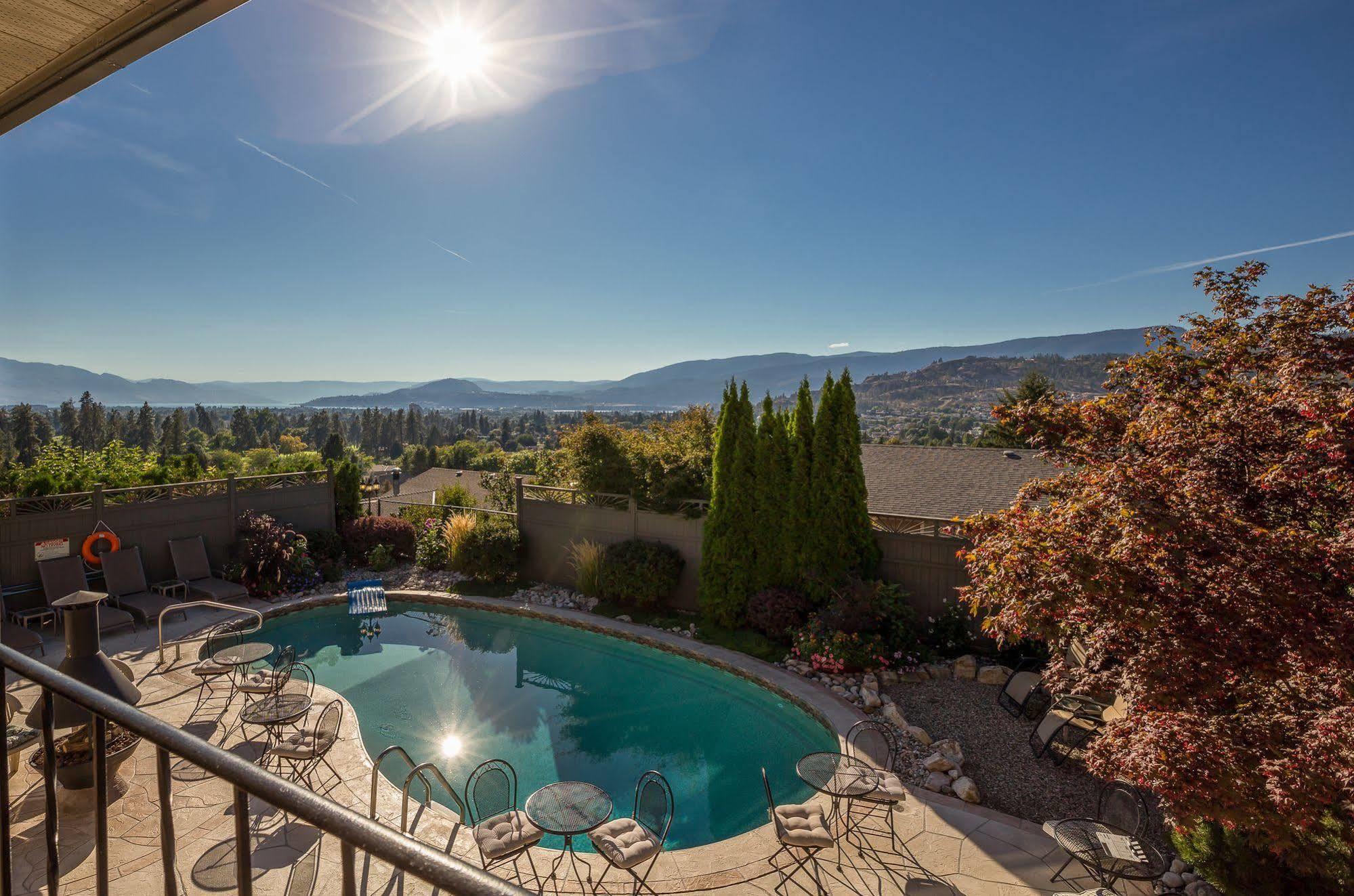 A Vista Villa Couples Retreat Kelowna Exteriör bild